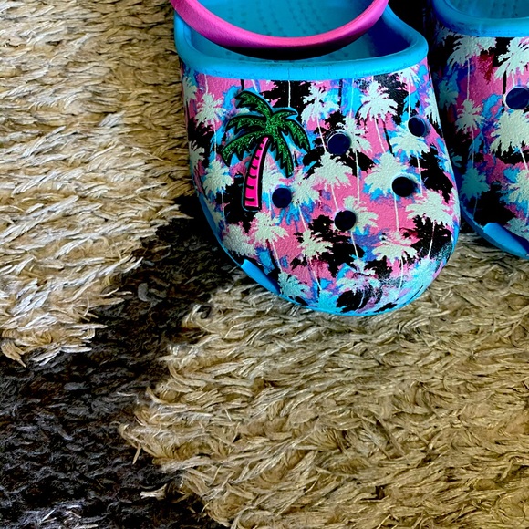Girls Palm Tree Crocs - Picture 2 of 3